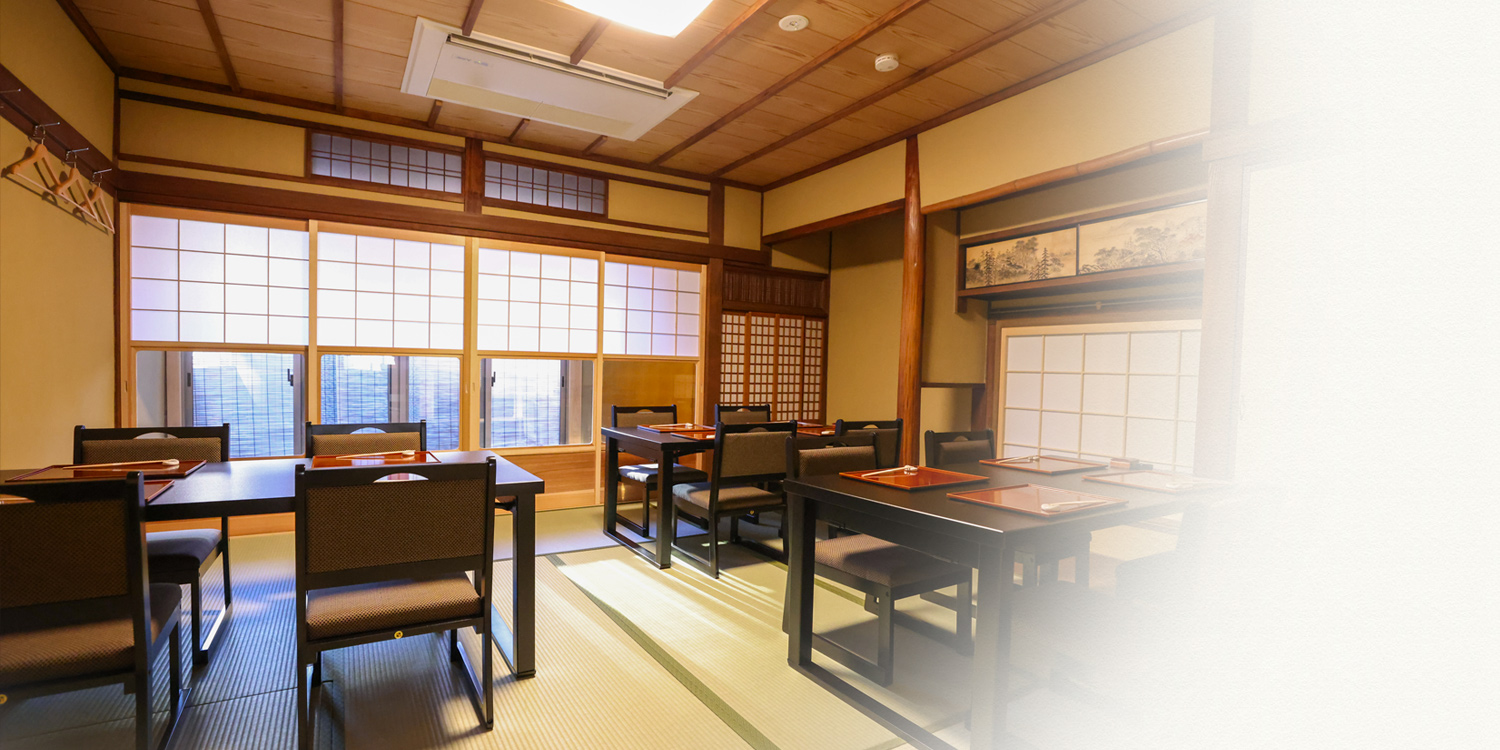 写真:一階個室から眺められる京都風情ある坪庭