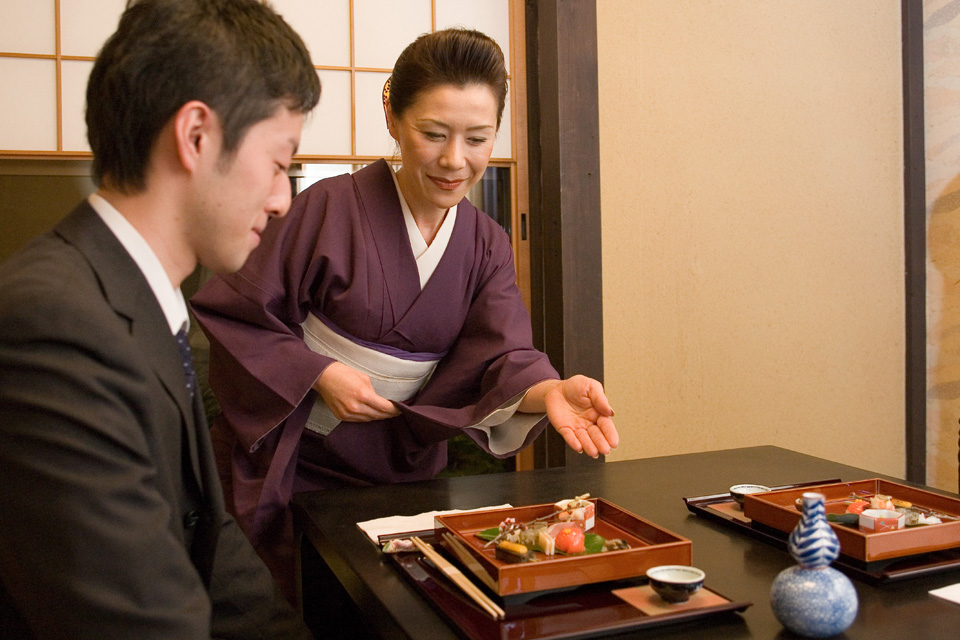写真：経験豊富な接客係が場面に合わせて対応・給仕