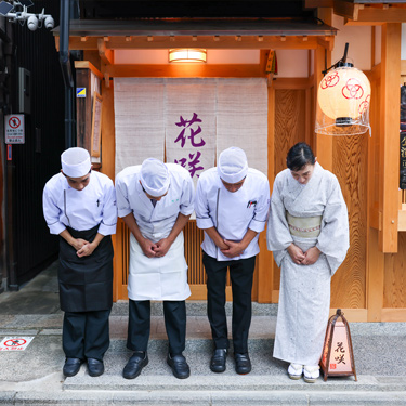写真：接待を成功させるべく花を添える舞妓さん