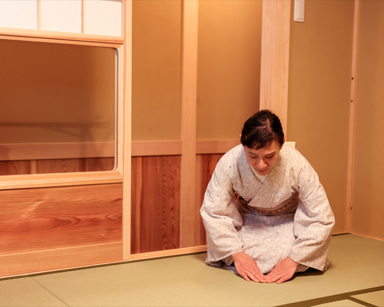 写真：接客経験豊かな着物の接客係が対応
