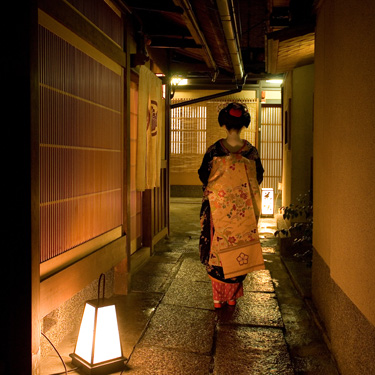 写真：花咲 祇園本店へ向かう舞妓さん