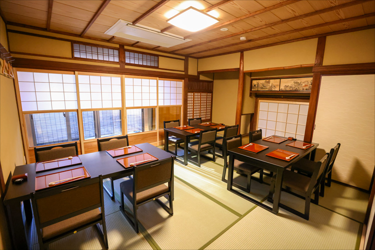 写真：桜満開の高台寺公園とねねの道